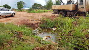 Abandono: Moradores do Argemiro Ortega e Bela Vista reclamam de água parada e rua intransitável na cidade