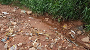 Abandono: Moradores do Argemiro Ortega e Bela Vista reclamam de água parada e rua intransitável na cidade