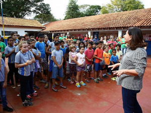 Prefeita Délia Razuk durante uma das ações de manutenção de escolas da zona rural desenvolvida no ano passado