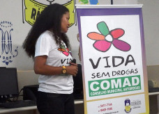 Talita Rolim, presidente do Comad, durante palestra sobre o trabalho de prevenção ao uso de drogas