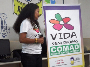 Talita Rolim, presidente do Comad, durante palestra sobre o trabalho de prevenção ao uso de drogas