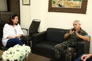 Délia discute com general, início  das obras de reforma do Aeroporto