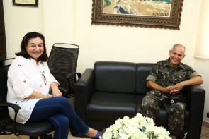 Délia discute com general, início  das obras de reforma do Aeroporto