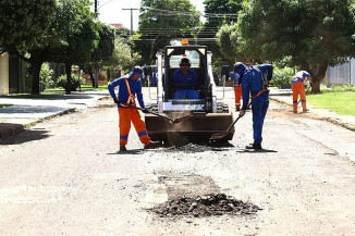 Ação no Parque Alvorada na manhã de sexta-feira. Recuperação das ruas avança pela cidade