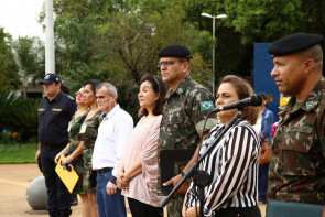 Délia destaca "cidadania e compromisso" em cerimônia militar