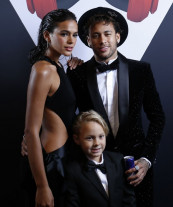 Paris: Neymar comemora  aniversário em grande estilo