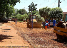 Trecho crítico da rua Antônio Elias, no Jardim Santa Maria, está dando lugar a um novo asfalto 