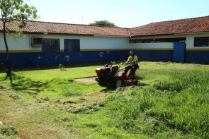 Prefeitura investe em limpeza e sinalização próximo às unidades de ensino