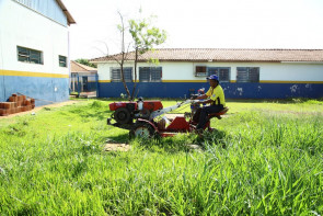Prefeitura investe em limpeza e sinalização próximo às unidades de ensino