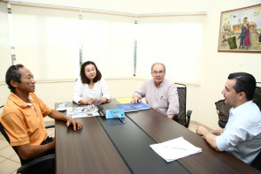 Prefeita Délia recebe Comissão e esclarece  diretrizes para contratação de professores