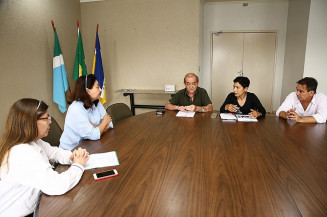 Secretário Tahan Mustafa e técnicos da Semop tratam com a prefeita Délia sobre o Plano de Saneamento