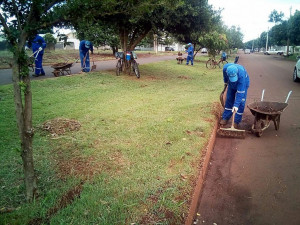 Serviços de limpeza, poda e iluminação públicas são executados em toda a cidade pelas equipes da Semsur   ​