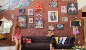 Anitta abre as portas de sua mansão pra Sabrina Sato