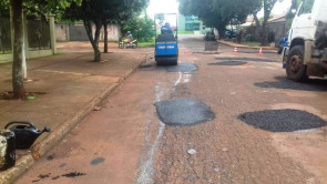 Prefeitura faz limpeza, tapa-buracos e  manutenção da iluminação em vários pontos