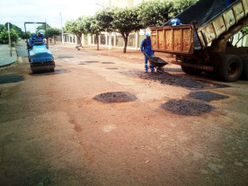 Prefeitura faz limpeza, tapa-buracos e  manutenção da iluminação em vários pontos