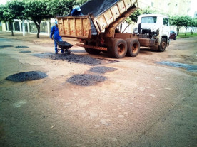 Prefeitura faz limpeza, tapa-buracos e  manutenção da iluminação em vários pontos
