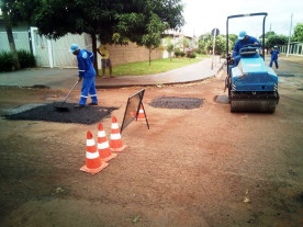 Prefeitura faz limpeza, tapa-buracos e  manutenção da iluminação em vários pontos