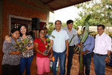 Prefeita fez a entrega simbólica de mudas e sementes na solenidade de lançamento do projeto Terra Produtiva