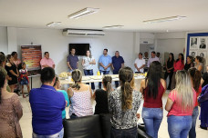 Servidores durante café da manhã em alusão ao Dia da Mulher