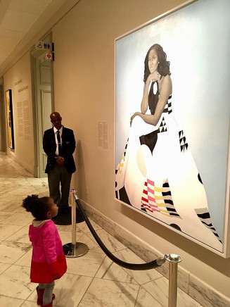 A garotinha ganhou as redes sociais quando sua imagem fascinada diante do retrato de Michelle, exposto na National Portrait Galley, em Washington, foi publicada por um outro visitante do local
