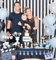 Karina Bacchi faz festa com o tema de "O Poderoso Chefinho"