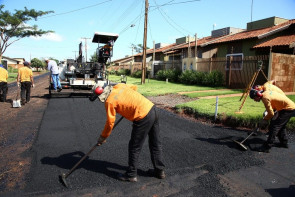 Délia visita asfalto comunitário  que tem 60% de verba da Prefeitura
