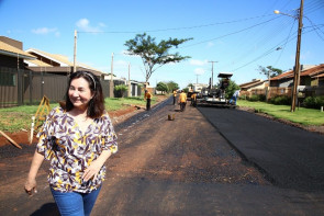 Délia visita asfalto comunitário  que tem 60% de verba da Prefeitura