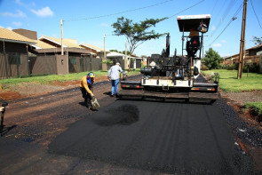 Délia visita asfalto comunitário  que tem 60% de verba da Prefeitura