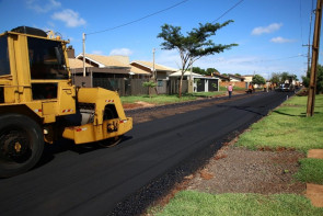 Délia visita asfalto comunitário  que tem 60% de verba da Prefeitura