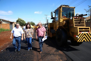 Délia visita asfalto comunitário  que tem 60% de verba da Prefeitura