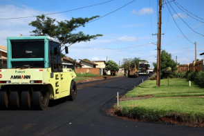 Délia visita asfalto comunitário  que tem 60% de verba da Prefeitura