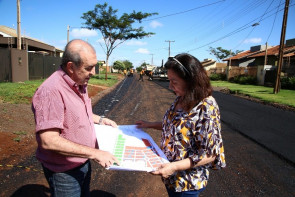 Délia visita asfalto comunitário  que tem 60% de verba da Prefeitura