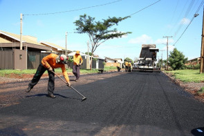 Délia visita asfalto comunitário  que tem 60% de verba da Prefeitura