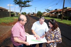 Délia visita asfalto comunitário  que tem 60% de verba da Prefeitura