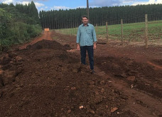 Silas Zanata durante visita as obras de patrolamento e cascalhamento