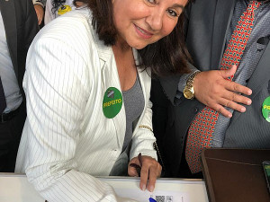 Em Brasília, prefeita Délia Razuk assinou termo de adesão de Dourados ao programa Internet para Todos