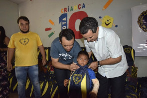 Alunos indígenas recebem kit escolar