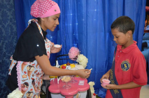 Menina ganha festa dos sonhos depois de foto virilizar na internet