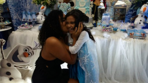 Menina ganha festa dos sonhos depois de foto virilizar na internet