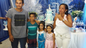 Menina ganha festa dos sonhos depois de foto virilizar na internet