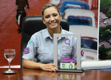 Vereadores da Casa de Leis junto a homenageada deste ano