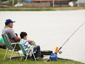 Pesca nos lagos dos parques de Dourados não estará liberada neste domingo, dia 25; e, sim, no dia 1º de abril