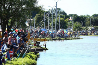 Duas toneladas de peixes foram soltas nos lagos do Parque Rego D'Água na terça, visando à festa que começa semana que vem