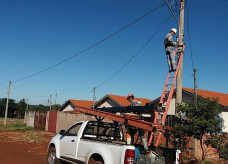 Equipe da Semsur fazendo troca de lâmpadas no distrito de Vila São Pedro, nesta semana