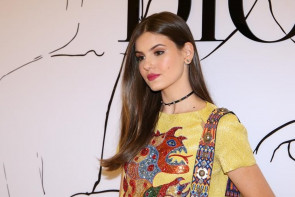 Camila Queiroz aposta em look fashionista para  evento