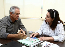 Prefeita Délia Razuk recebeu o manual das mãos do vereador Sérgio Nogueira