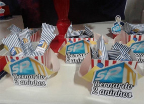 Mãe escolhe como tema Telejornal para festa do filho de 2 anos