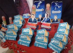 Mãe escolhe como tema Telejornal para festa do filho de 2 anos