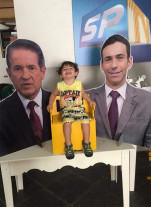 Mãe escolhe como tema Telejornal para festa do filho de 2 anos