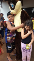 Radialista se veste de coelho e alegra crianças e adultos em bairro e UPA de Dourados